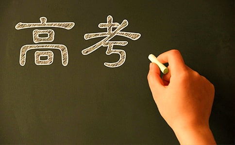 Newspapers and Websites高考英语作文